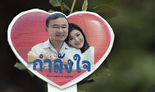 Một biểu ngữ ủng hộ hai anh em Thaksin năm 2016. Ảnh: Getty Images