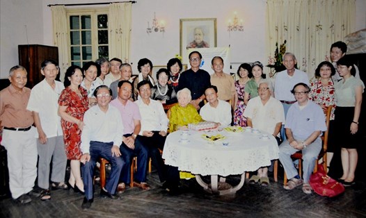 Câu lạc bộ các nhà công thương Việt Nam đến thăm và chúc mừng cụ Hoàng Thị Minh Hồ nhân ngày doanh nhân Việt Nam 13.10.2013.