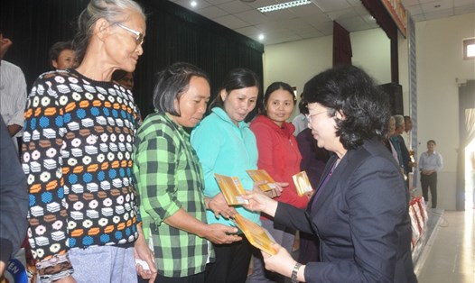 Phó chủ tịch nước Đặng Thị Ngọc Thịnh tặng quà cho nhân dân “rốn lũ” Đại Lộc. Ảnh: CĐ
