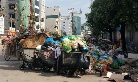 Do có chỗ đổ, các điểm tập kết rác thải giữa trung tâm Hạ Long đang cao dần. Ảnh: Nguyễn Hùng 