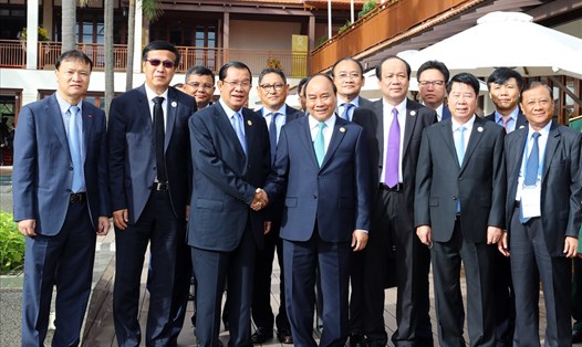 Thủ tướng Nguyễn Xuân Phúc chào đón Thủ tướng Campuchia Samdech Techo Hun Sen. Ảnh: VGP