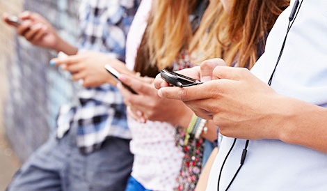 Chuyên gia cảnh báo về hội chứng "nghiện điện thoại" đang xảy ra với giới trẻ.