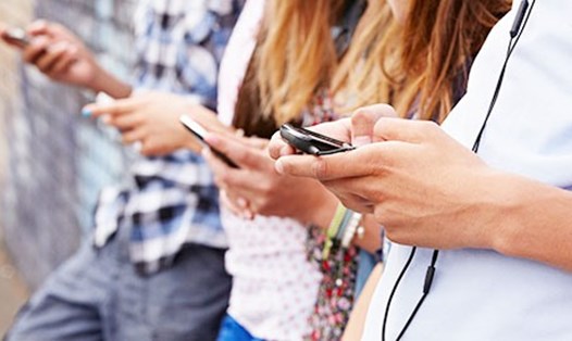 Chuyên gia cảnh báo về hội chứng "nghiện điện thoại" đang xảy ra với giới trẻ.