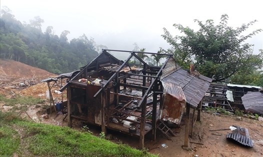 Một ngôi nhà còn sót lại sau trận lở núi kinh hoàng tại thôn 2, xã Trà Vân. Ảnh: LP