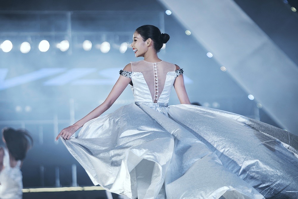 Hoàng Thùy trên sàn catwalk. Ảnh: Kiếng Cận