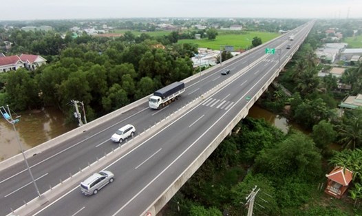 Cao tốc TP.HCM - Trung Lương có chiều dài toàn tuyến là 61,9 km, vận tốc thiết kế 120 km/h, tổng kinh phí đầu tư gần 10.000 tỷ đồng. Ảnh: Zing.vn.