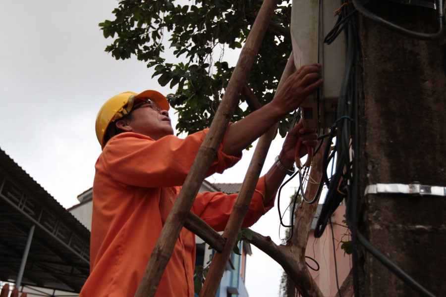 Sửa chữa côngtơ cung cấp điện sinh hoạt cho các hộ dân tại TP.Đồng Hới (Quảng Bình). Ảnh: HẢI NGUYỄN