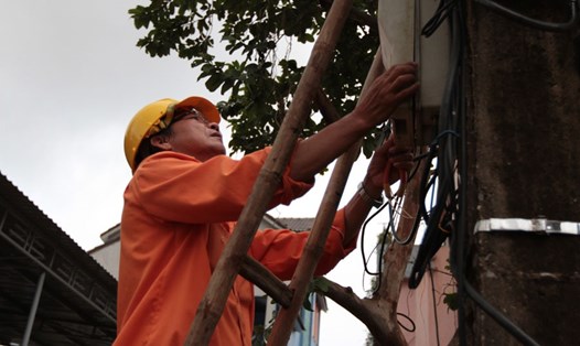 Sửa chữa côngtơ cung cấp điện sinh hoạt cho các hộ dân tại TP.Đồng Hới (Quảng Bình). Ảnh: HẢI NGUYỄN