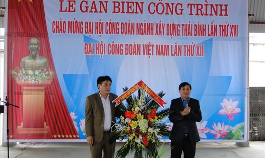 Đồng chí Trần Văn Toản - Phó Chủ tịch LĐLĐ tỉnh Thái Bình (phải) tặng hoa chúc mừng Cty CP VLXD Tiền Phong đưa dây chuyền mới vào hoạt động.