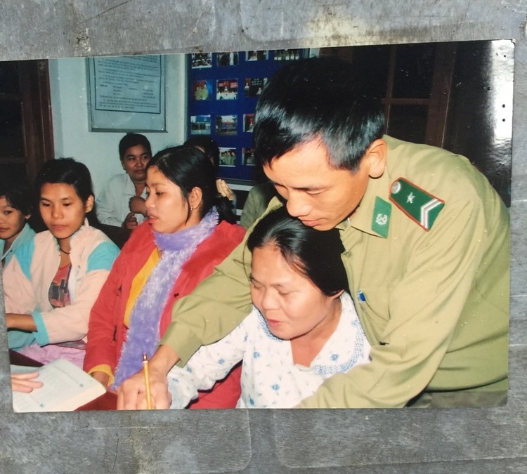 Trung tá Mai Văn Sơn trong một buổi lên lớp xóa mù chữ cho người dân biên giới. Ảnh: Minh Tâm