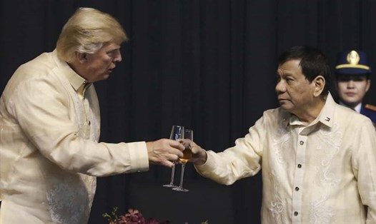 Tổng thống Mỹ Donald Trump và Tổng thống Philippines Rodrigo Duterte tại Gala Dinner tối 12.11 ở Manila. Ảnh: AP