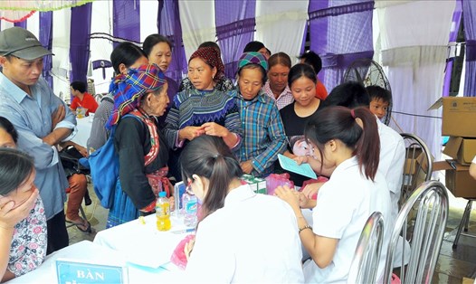 Bà con dân tộc Mông ở Bắc Hà đi khám chữa bệnh (Ảnh: Thùy Linh)