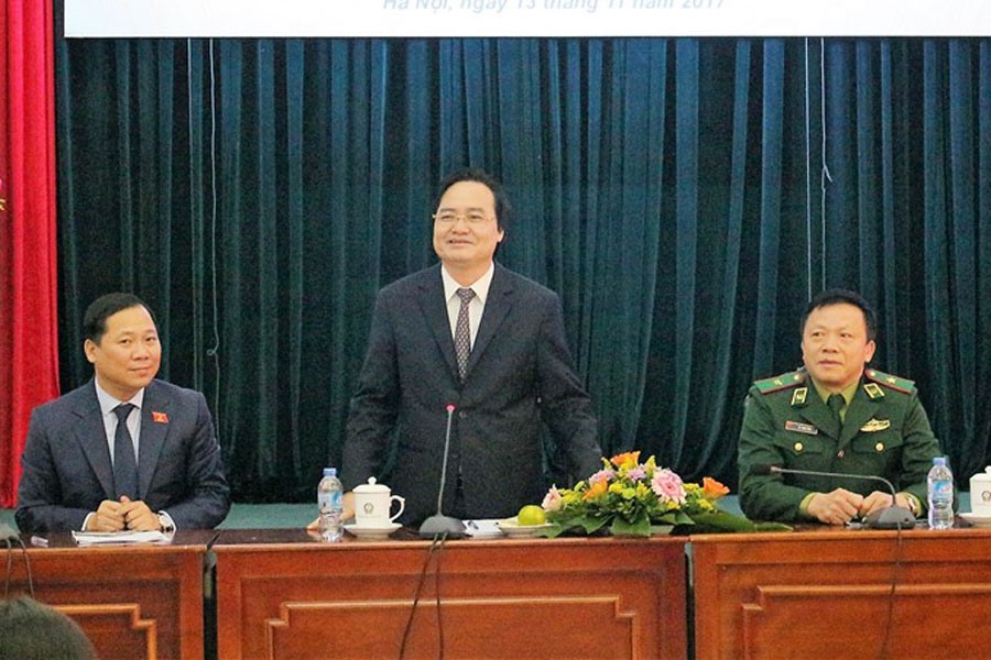 Bộ trưởng Phùng Xuân Nhạ gặp mặt, tuyên dương thầy giáo "mang quân hàm xanh".