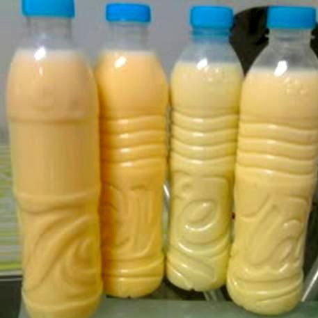 Các chai sữa ngô không nhãn mác được bày bán phổ biến tại các cửa hàng hiện nay.
