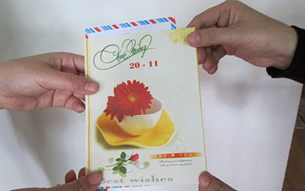 Nhiều phụ huynh hiện nay chọn cách thể hiện tình cảm với thầy cô giáo của con bằng phong bì. Ảnh:Q.Huy