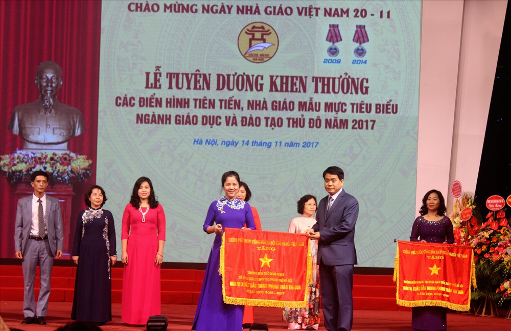 Chủ tịch UBND TP.Hà Nội Nguyễn Đức Chung  trao cờ thi đua cho những tập thể, cá nhân xuất sắc.