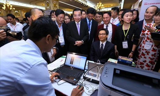 Bộ trưởng Bộ KHCN Chu Ngọc Anh thăm quan các gian hàng. Ảnh: PV