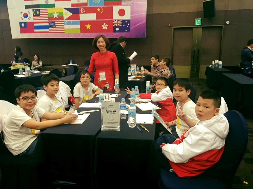 Cô Trần Thị Bích Liên bên đoàn học sinh quận Hoàn Kiếm trong một một kỳ thi toán quốc tế. 