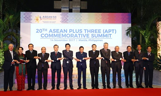 Thủ tướng Nguyễn Xuân Phúc cùng các nhà lãnh đạo ASEAN, Trung Quốc, Nhật Bản, Hàn Quốc. Ảnh: VGP