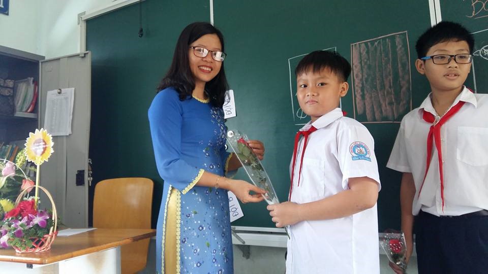 Cô Chung bên các học trò của mình. Ảnh: FBNV