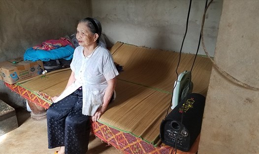 Bà Nguyễn Thị Liên 86 tuổi sống đơn thân được thoát nghèo dù năm 2016 bà này được xét hộ nghèo. Ảnh: H.L