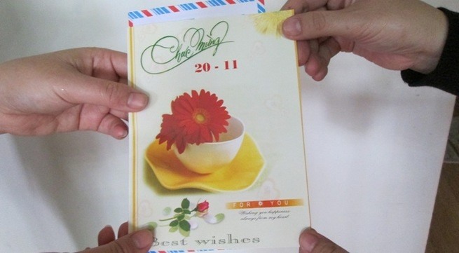 Nhiều phụ huynh hiện nay chọn cách thể hiện tình cảm với thầy cô giáo của con bằng phong bì. Ảnh: Q.Huy