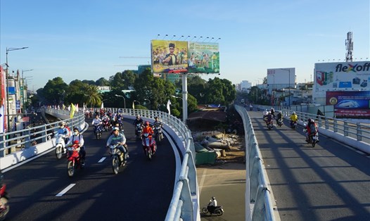 Cầu vượt thép dạng chữ N tại vòng xoay Nguyễn Thái Sơn đã hoàn thành 2/3 nhánh.  Ảnh: M.Q