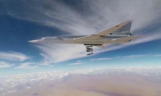 Các máy bay ném bom TU-22M3 đã xuất kích từ sân bay ở Nga, phối hợp với các tiêm kích Su-30SM dội bom IS ở Abu Khamal. Ảnh: Sputnik