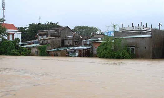 Mưa lũ làm ngập, hư hỏng hàng trăm ngôi nhà tại huyện Đại Lộc (tỉnh Quảng Nam). Ảnh: LP