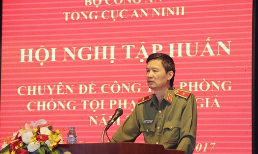 Thiếu tướng Nguyễn Khắc Khanh, Phó Tổng cục trưởng Tổng cục An ninh phát biểu tại Hội nghị.