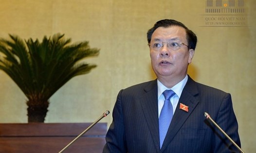 Bộ trưởng Bộ Tài chính Đinh Tiến Dũng trả lời chất vấn tại Quốc hội ngày 16.11, trong đó "nóng" nhất là vấn đề nợ công. Ảnh: QH