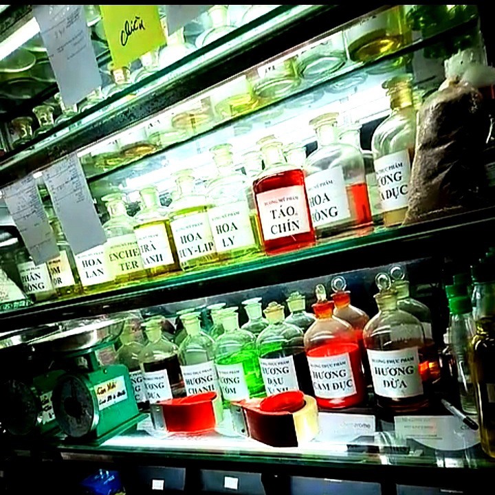 Tinh dầu không rõ nguồn gốc được bày bán tại Cty Mỹ Linh.
