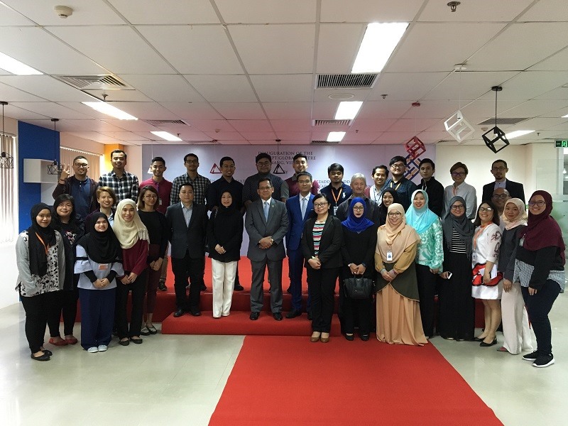 Bộ trưởng Bộ giáo dục Brunei Haji Suyoi bin Haji Osman gặp gỡ cán bộ của Tổ chức giáo dục FPT