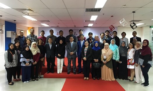 Bộ trưởng Bộ giáo dục Brunei Haji Suyoi bin Haji Osman gặp gỡ cán bộ của Tổ chức giáo dục FPT