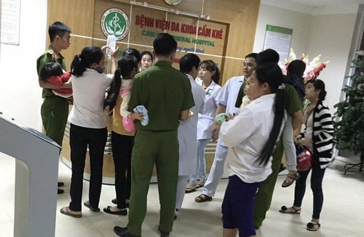 Khoảng 100 trẻ có biểu hiện nghi ngộ độc sau khi ăn bán trú tại trường. Ảnh: Phú Thọ 24h