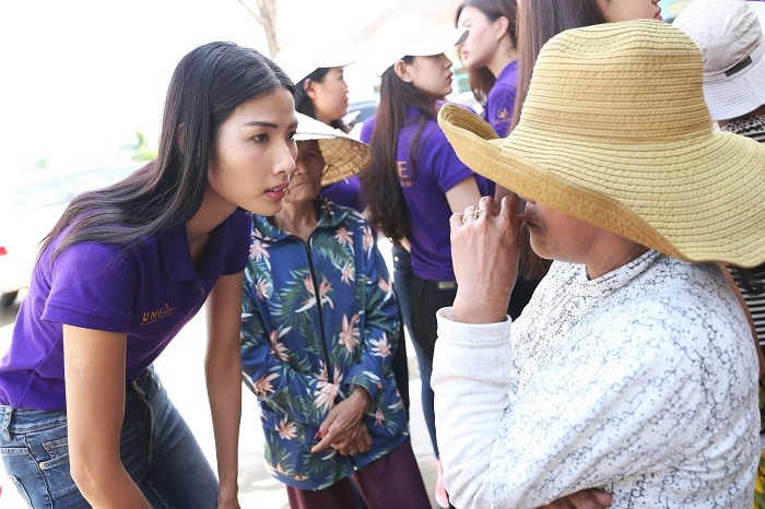 Người đẹp Hoàng Thùy hỏi thăm người dân. Ảnh: BTC