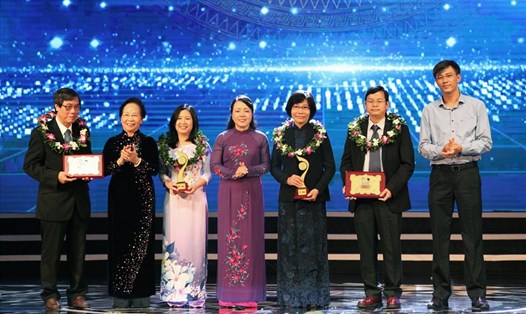 BS Dư Thị Ngọc Thu và BS Thái Văn Sâm (thứ 3 và 2 từ phải qua) đại diện nhóm bác sĩ nghiên cứu Bệnh viện Chợ Rẫy nhận giải thưởng Nhân tài Đất Việt (ảnh H.N)