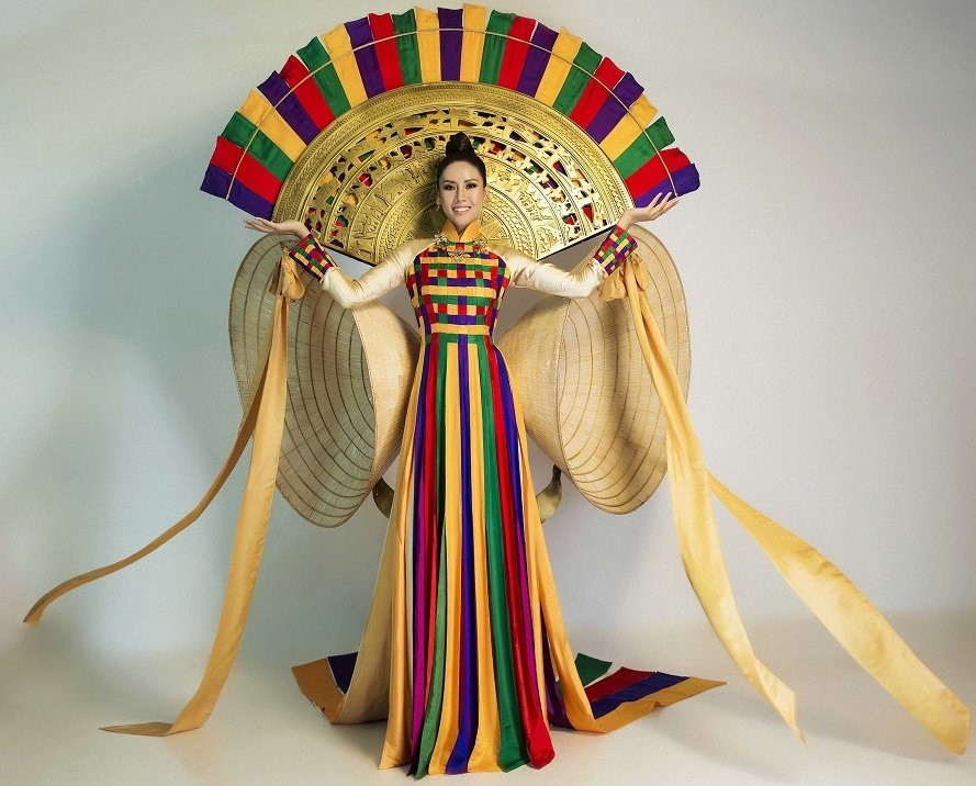 Nguyễn Thị Loan trong trang phục dân tộc.