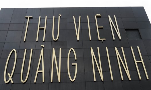 Môt mảng kính vỡ ngay trước mặt chính thư viện Quảng Ninh. Ảnh: T.N.D