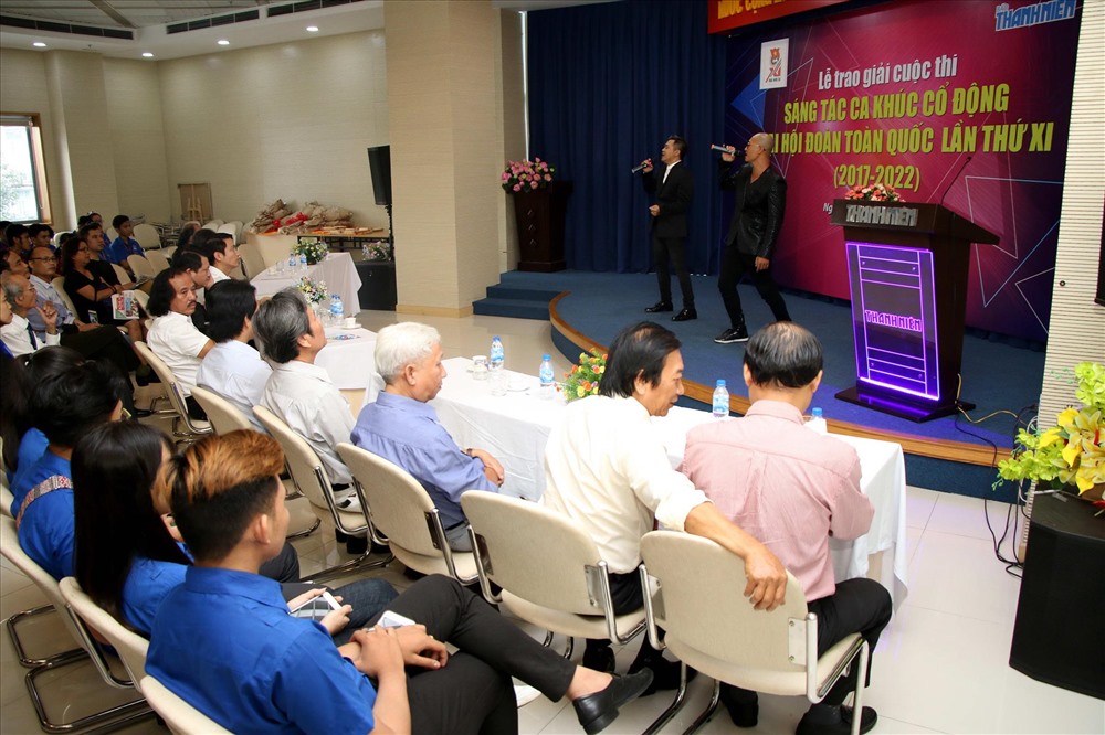 Nhóm MTV biểu diễn ca khúc tự sáng tác. Ảnh: N.V