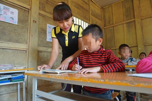 Giáo viên và học sinh trường miền núi PTCS Tây Sơn (Kỳ Sơn, Nghệ An). Ảnh: Quang Đại 