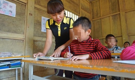 Giáo viên và học sinh trường miền núi PTCS Tây Sơn (Kỳ Sơn, Nghệ An). Ảnh: Quang Đại 