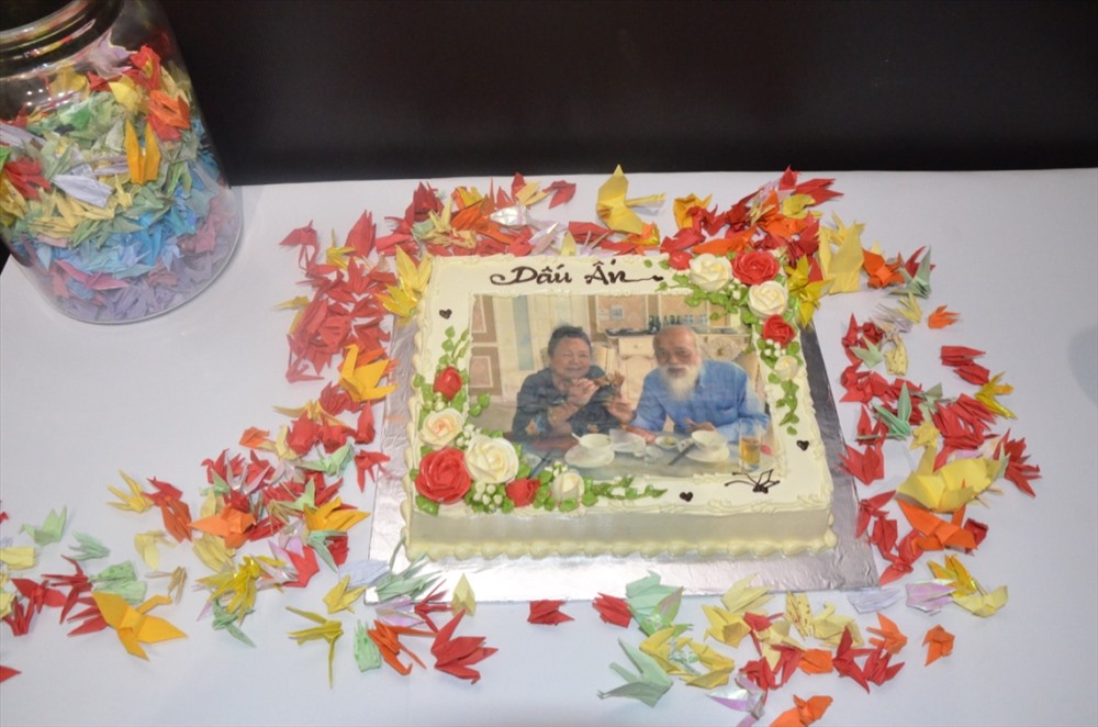 Những câu chuyện xúc động về hạc giấy cùng tình cảm, lời ước nguyện của học trò dành cho thầy Văn Như Cương đã làm lay động trái tim hàng triệu người. Anhr: HN