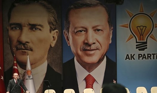 Tổng thống Thổ Nhĩ Kỳ Recep Tayyip Erdoğan và nhà sáng lập Thổ Nhĩ Kỳ Mustafa Kemal Ataturk xuất hiện trong bảng "kẻ địch" tại cuộc tập trận ở Na Uy. Ảnh: AP
