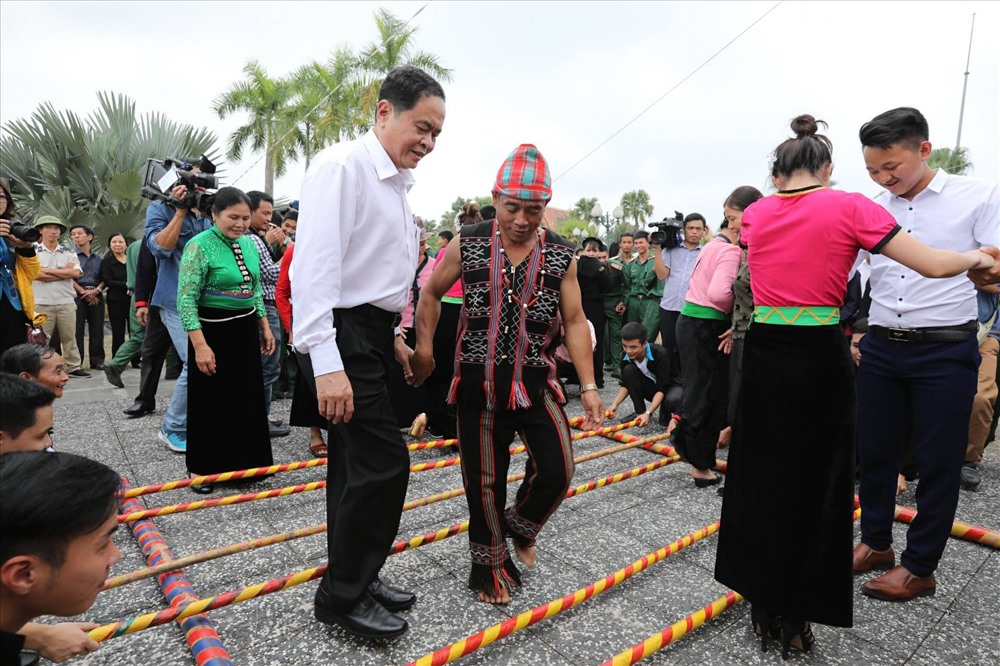 Chủ tịch UBTƯ MTTQ Việt Nam Trần Thanh Mẫn đã cùng chèo đò, nhảy sạp, tham gia các hoạt động văn hoá cùng cộng đồng 54 dân tộc Việt Nam. Ảnh: PV