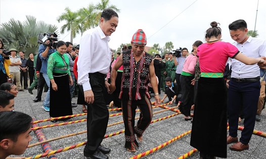 Chủ tịch UBTƯ MTTQ Việt Nam Trần Thanh Mẫn đã cùng chèo đò, nhảy sạp, tham gia các hoạt động văn hoá cùng cộng đồng 54 dân tộc Việt Nam. Ảnh: PV