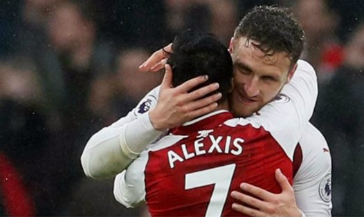 Hai cầu thủ ghi bàn cho Arsenal là Mustafi và Alexis Sanchez. Nguồn: Reuters.
