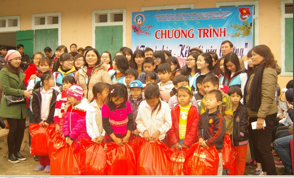 Đoàn từ thiện của cô Nguyệt chụp ảnh chung với các em nhỏ tại điểm trường xa nhất của huyện Võ Nhai (Thái Nguyên). Ảnh: BTC