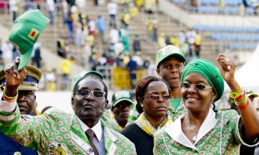 Tổng thống Zimbabwe Robert Mugabe và phu nhân Grace Mugabe. Ảnh: AFP