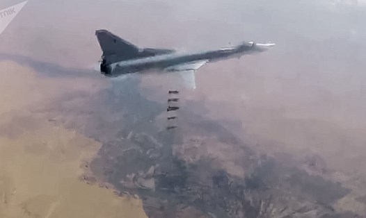 Tu-22M3 dội bom xuống IS ở Abu Kamal, Syria. Ảnh: Bộ Quốc phòng Nga